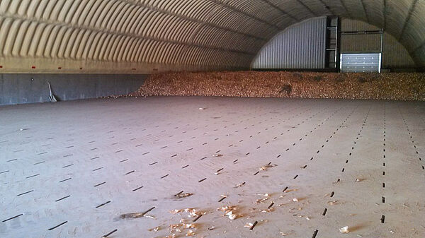 Onion storage with ventilation system